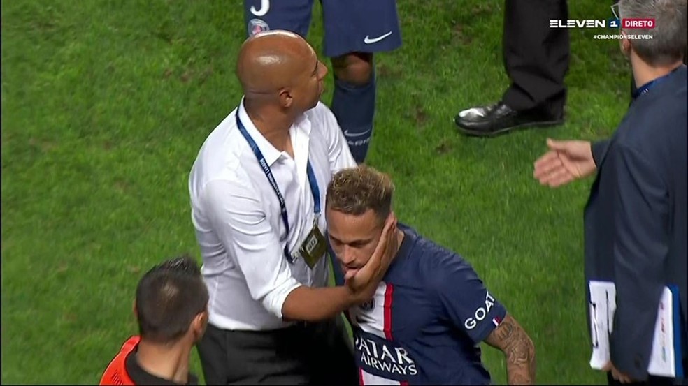 Após a discussão, Neymar e Luisão se cumprimentam — Foto: Reprodução/Eleven Sports