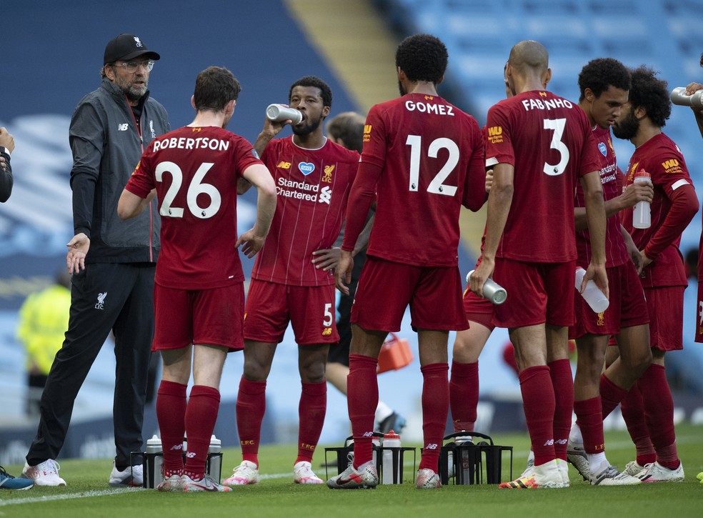 Klopp conversa com os jogadores do Liverpool durante derrota para o Manchester City — Foto: Visionhaus/Getty Images