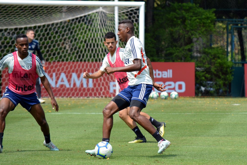 L&eacute;o em a&ccedil;&atilde;o durante um treino do S&atilde;o Paulo antes da pausa no futebol &mdash; Foto: &Eacute;rico Leonan / saopaulofc.net