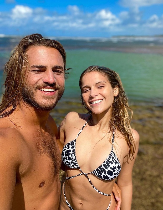 Isabella Santoni namora o surfista Caio Vaz (Foto: Reprodução/Instagram)