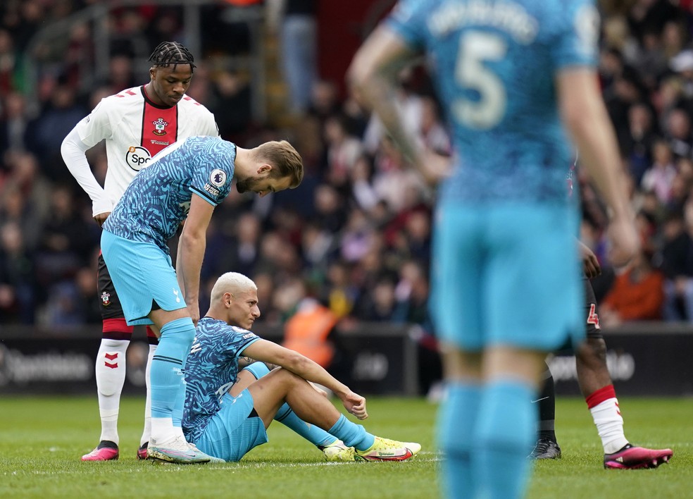 Richarlison sofre lesão durante o jogo entre Tottenham e Southampton — Foto: Getty Images