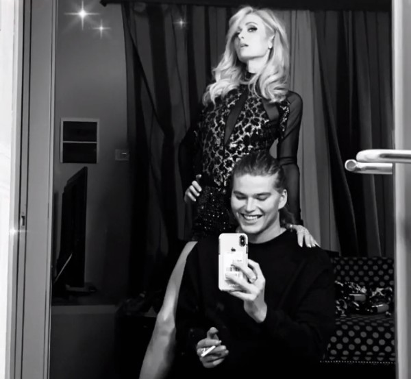 A socialite Paris Hilton com o modelo Jordan Barrett (Foto: Instagram)