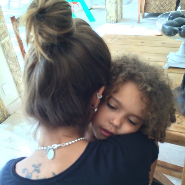 Paula Morais abraçada com Alex (Foto: reprodução / instagram)
