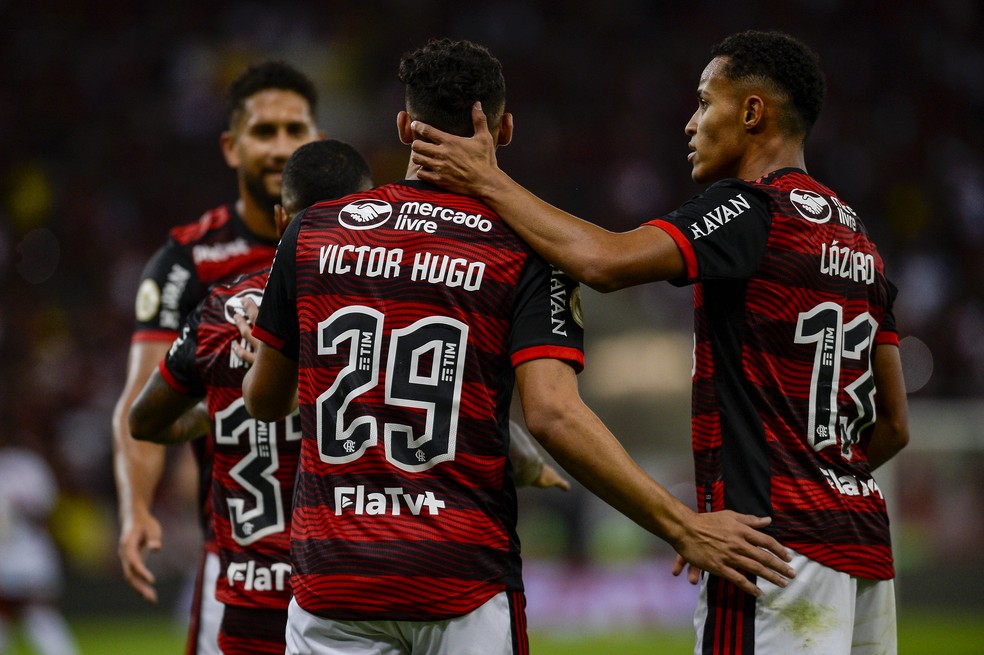 Victor Hugo e Lázaro comemoram gol do Flamengo contra o Atlético-GO — Foto: Marcelo Cortes/Flamengo