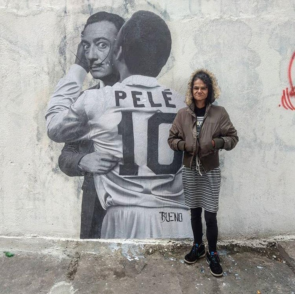 Segundo Bueno, Valéria é uma mulher em situação de rua que pediu para que ele tirasse uma foto dela com o Pelé Beijoqueiro — Foto: Luis Bueno/Arquivo pessoal