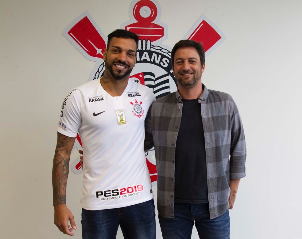 Michel Macedo é apresentado no Corinthians pelo diretor Duílio Monteiro Alves: reforço a custo zero — Foto: Daniel Augusto Jr./Agência Corinthians