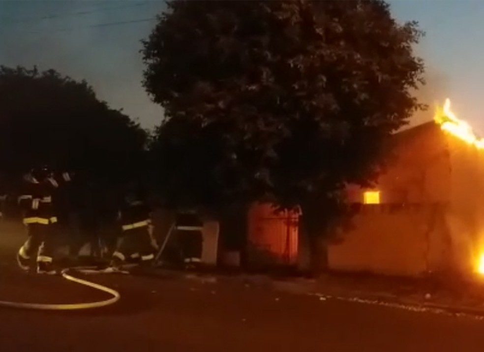 Incêndio atingiu a residência no Jardim Vera Cruz, em Dracena (Foto: Luciano Silva/Cedida)