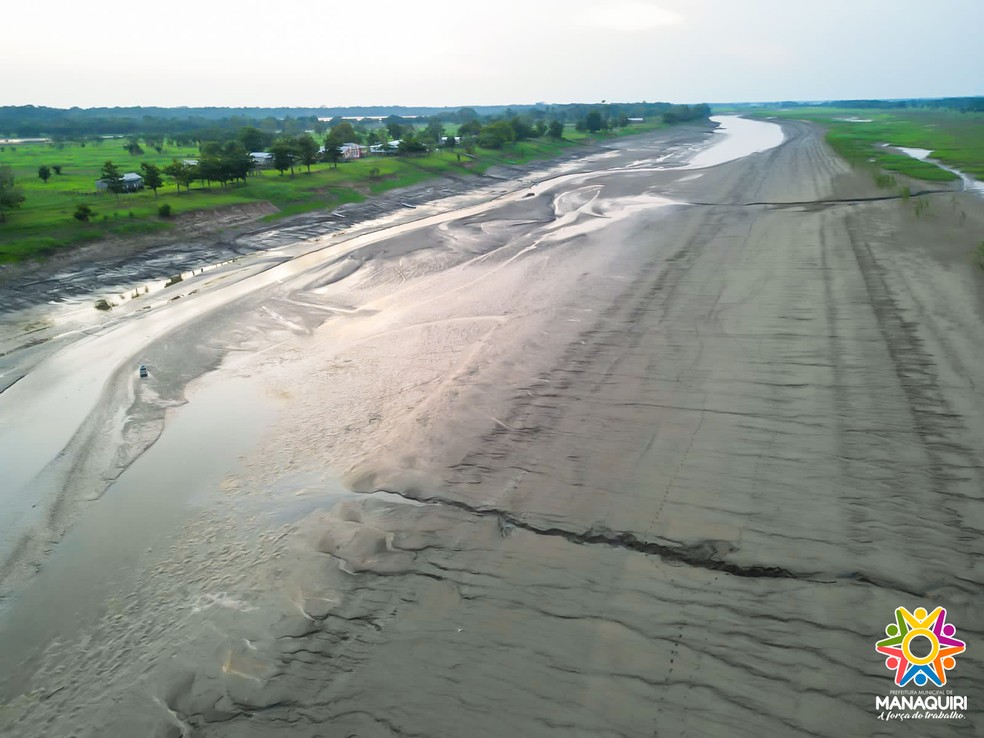 É possível atravessar extensão de rio a pé em Manaquiri, no interior do AM, devido a cheia. — Foto: Divulgação/Prefeitura de Manaquiri