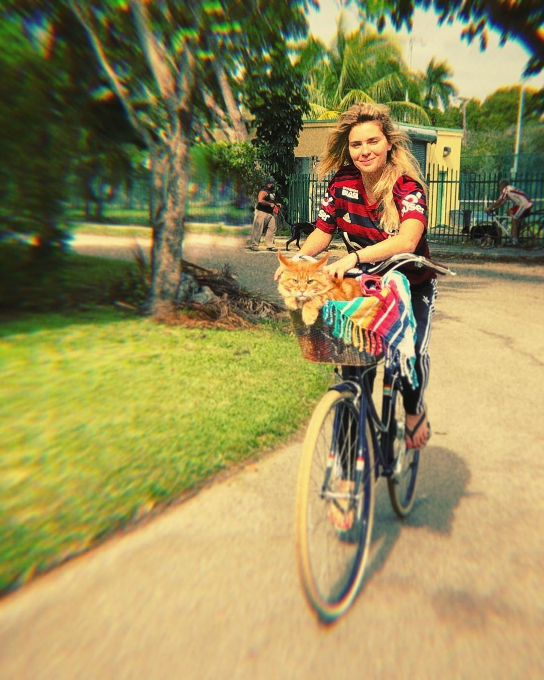 Carolina Dieckmann leva gatinha no passeio de bicicleta (Foto: Reprodução/Instagram)
