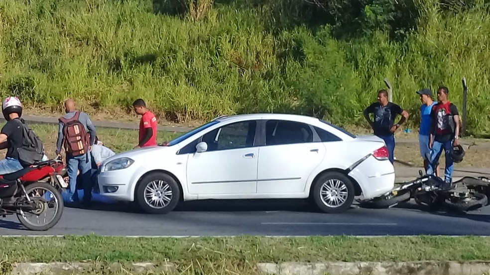 Acidente entre carro e moto deixa feridos em Salvador  â?? Foto: Cid Vaz/TV Bahia