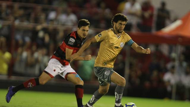 Victor Ferraz durante a partida do Santos contra o AtlÃ©tico-GO
