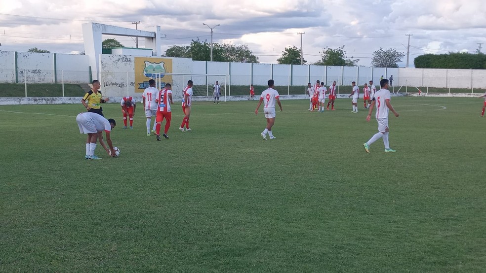 Partida entre Esporte de Patos e Internacional-PB, que acabou com vitória do Inter por 2 a 1 — Foto: Beto Silva/TV Paraíba