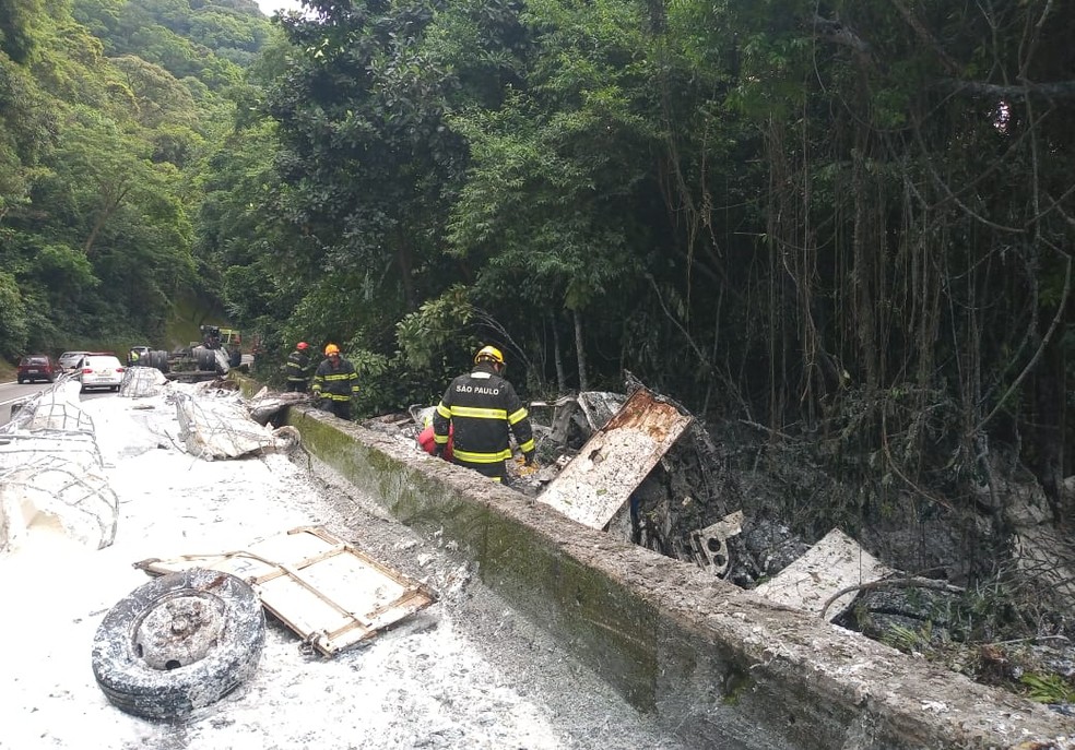 Caminhão foi arremessado para barranco após colisão na Via Anchieta, em Cubatão, SP — Foto: Divulgação/Polícia Militar Rodoviária