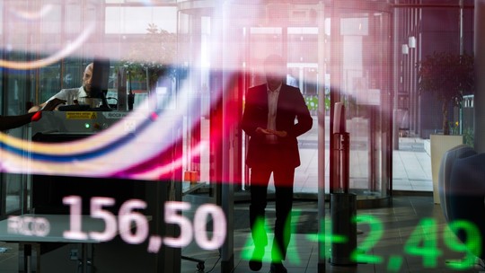 Ações do UBS chegam a cair 16% após compra do Credit Suisse, que despenca 60%