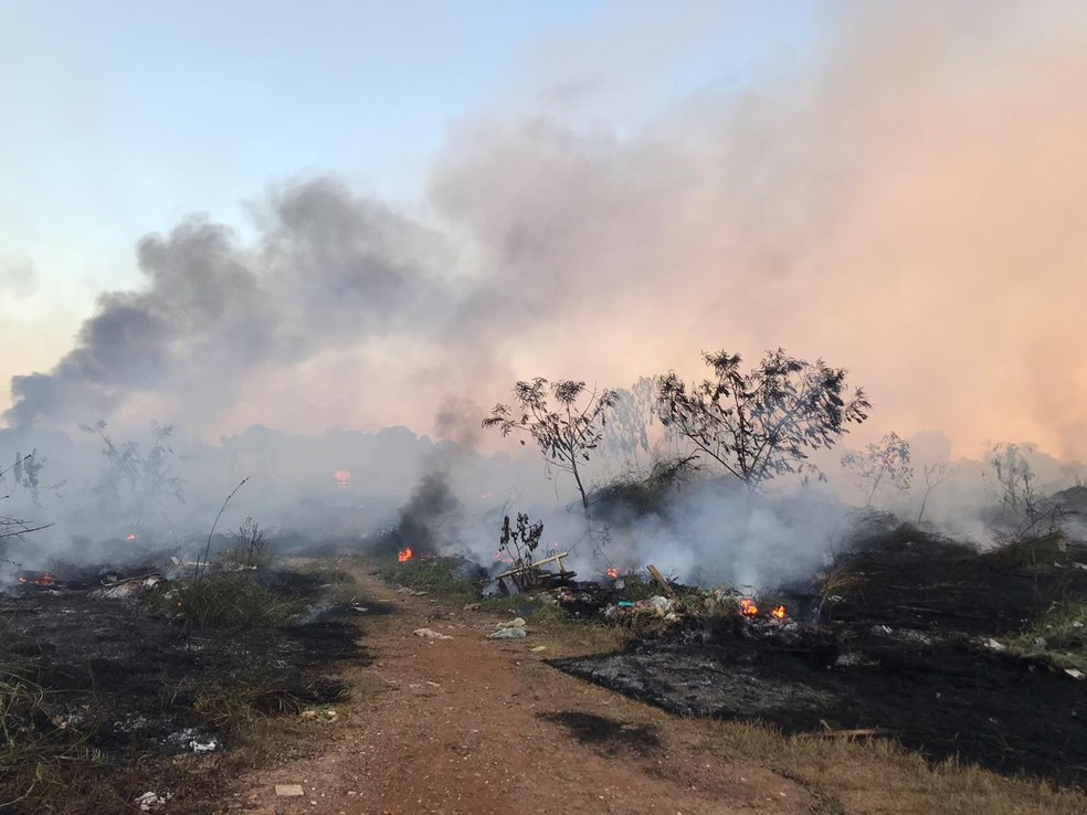 Chamas começaram a se alastrar por um terreno baldio, ainda conforme a Brigada Municipal de Porto Velho.  — Foto: Armando Júnior/Rede Amazônica