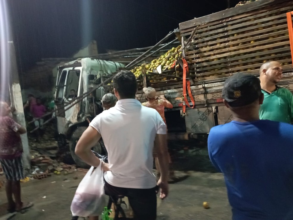 whatsapp-image-2022-05-09-at-21.12.15 Caminhão desgovernado atinge estabelecimentos comerciais em Alagoinhas