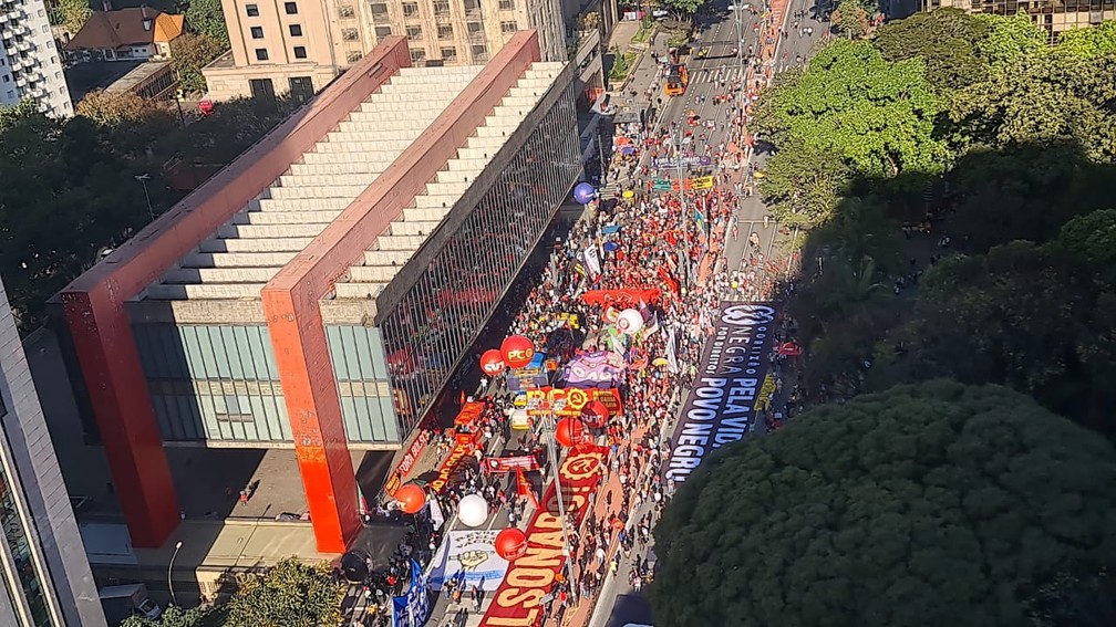 Manifestantes se reúnem em ato contra Bolsonaro na Avenida Paulista, em São Paulo, neste sábado (24) — Foto: Rosana Cerqueira/TV Globo