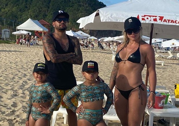 Dentinho e Dani Souza com as filhas (Foto: Reprodução/Instagram)