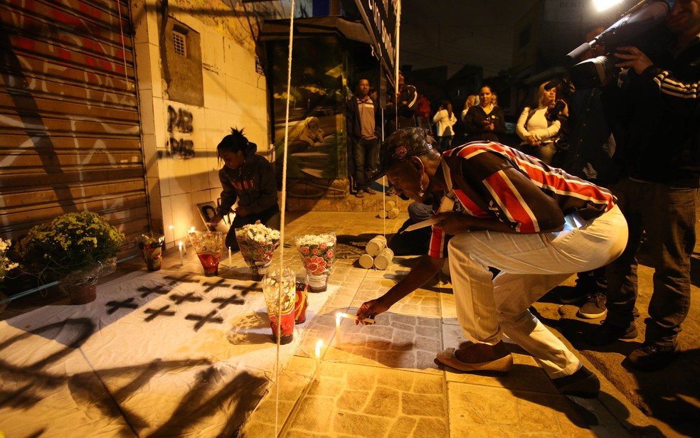 Zilda Maria de Paula, mãe de uma das vítimas da chacina, organizou o ato ecumênico para lembrar uma semana da série de ataques em Osasco e Barueri — Foto: Tiago Queiroz/Estadão Conteúdo