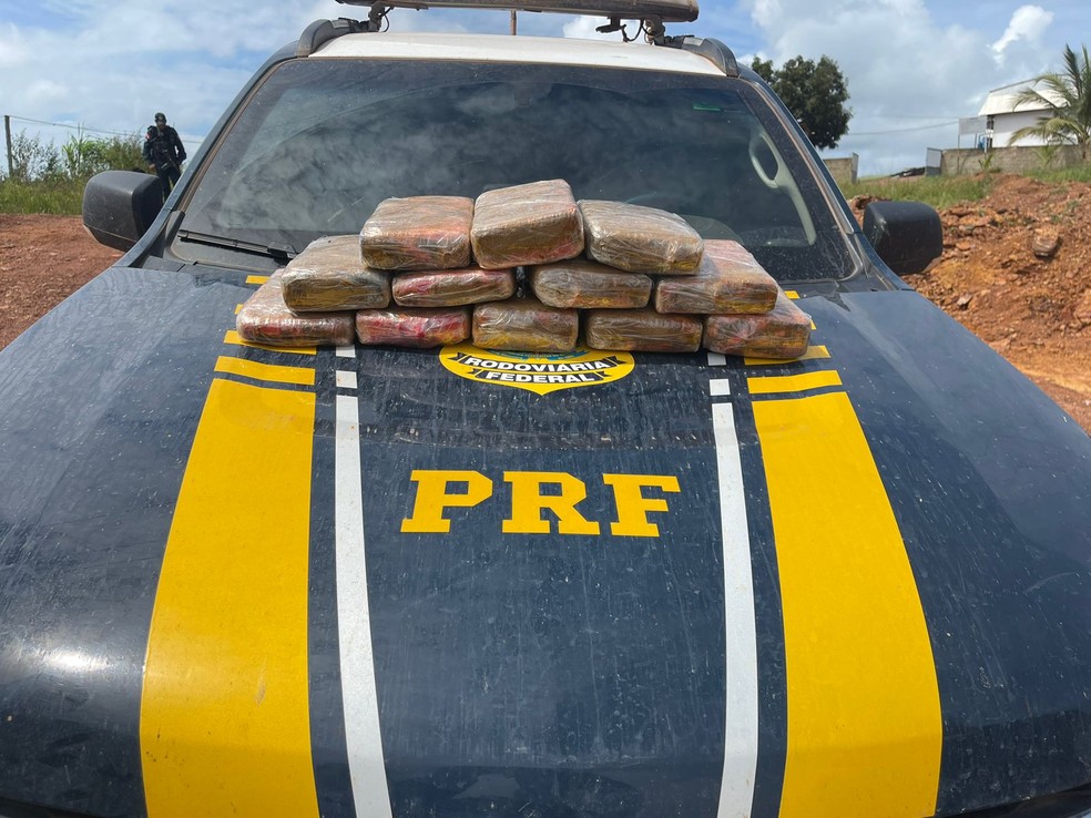 Casal foi preso com mais de 14kg de maconha em Rurópolis  — Foto: PRF