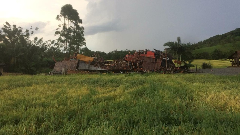 Barracão destruído em tempestade em Araquari — Foto: Defesa Civil/Divulgação