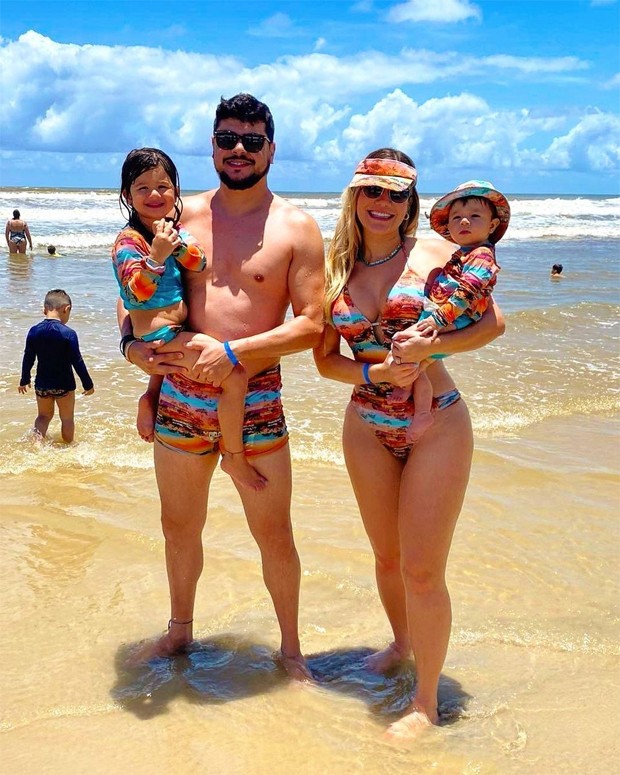 Cristiano, da dupla com Zé Neto, curte praia com a mulher, Paula, e os filhos, Pietra e Cristiano (Foto: Reprodução / Instagram)