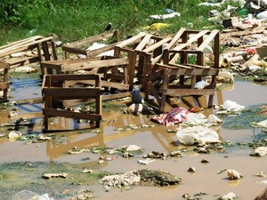 Morador teme que lixo chege até igarapé (Foto: Adailton Paulino/VC no G1 RR)