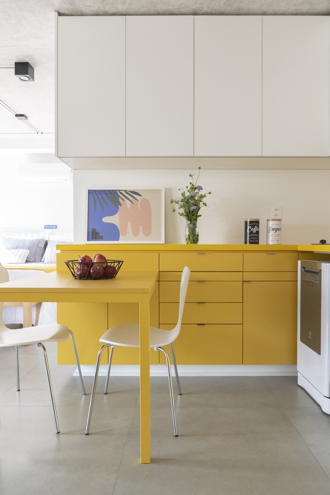 Décor do dia: cozinha pequena mistura branco e amarelo  (Foto: Cris Farhat)