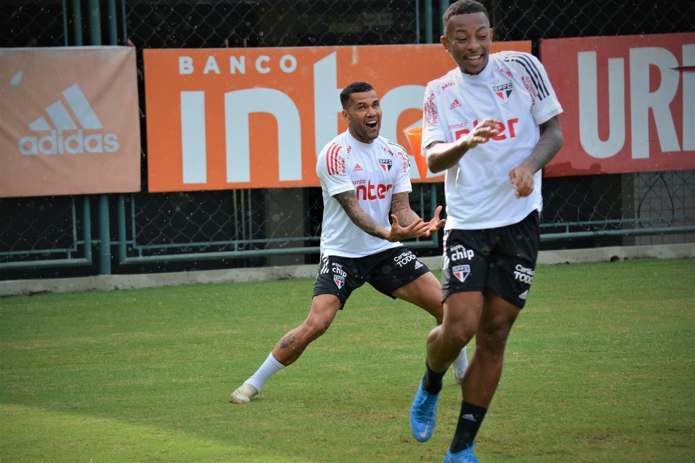 Daniel Alves e Welington no treino do São Paulo — Foto: São Paulo FC