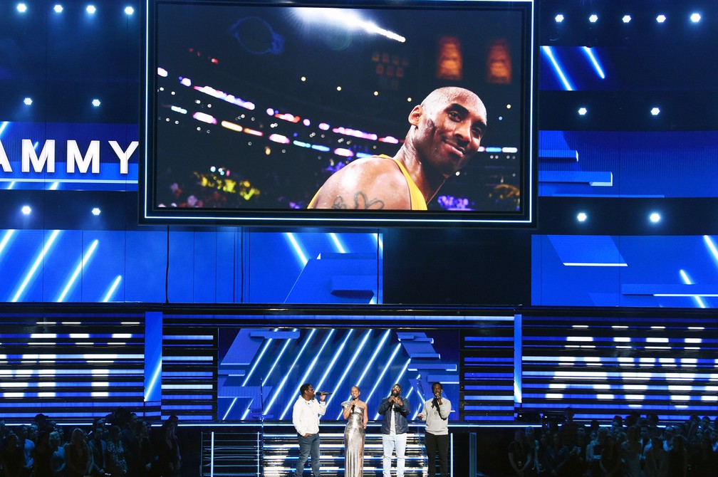 Alicia Keys e Boyz II Men cantam em homenagem a Kobe Bryant no Grammy 2020 — Foto: KEVIN WINTER / GETTY IMAGES NORTH AMERICA / AFP
