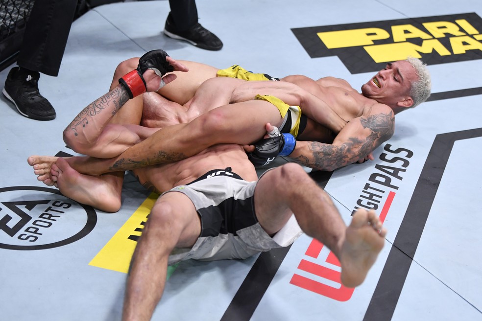Charles do Bronx arrasou Tony Ferguson no UFC 256 — Foto: Getty Images