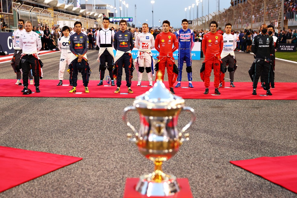 Pilotos se alinham antes do GP do Bahrein da F1 em 2022 — Foto:  Dan Istitene - Formula 1/Formula 1 via Getty Images