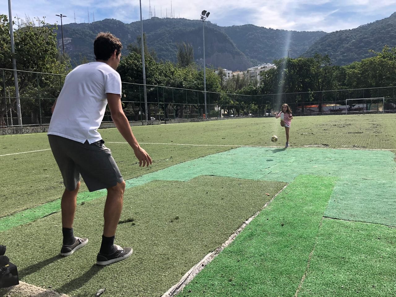 Menino pode brincar de boneca e menina pode jogar futebol, SIM! - Revista  Crescer