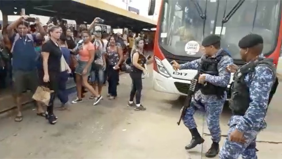 Momento em que guarda municipal de Campo Grande usa gás de pimenta para dispersar manifestação em terminal de ônibus em Campo Grande — Foto: José Aparecido/TV Morena