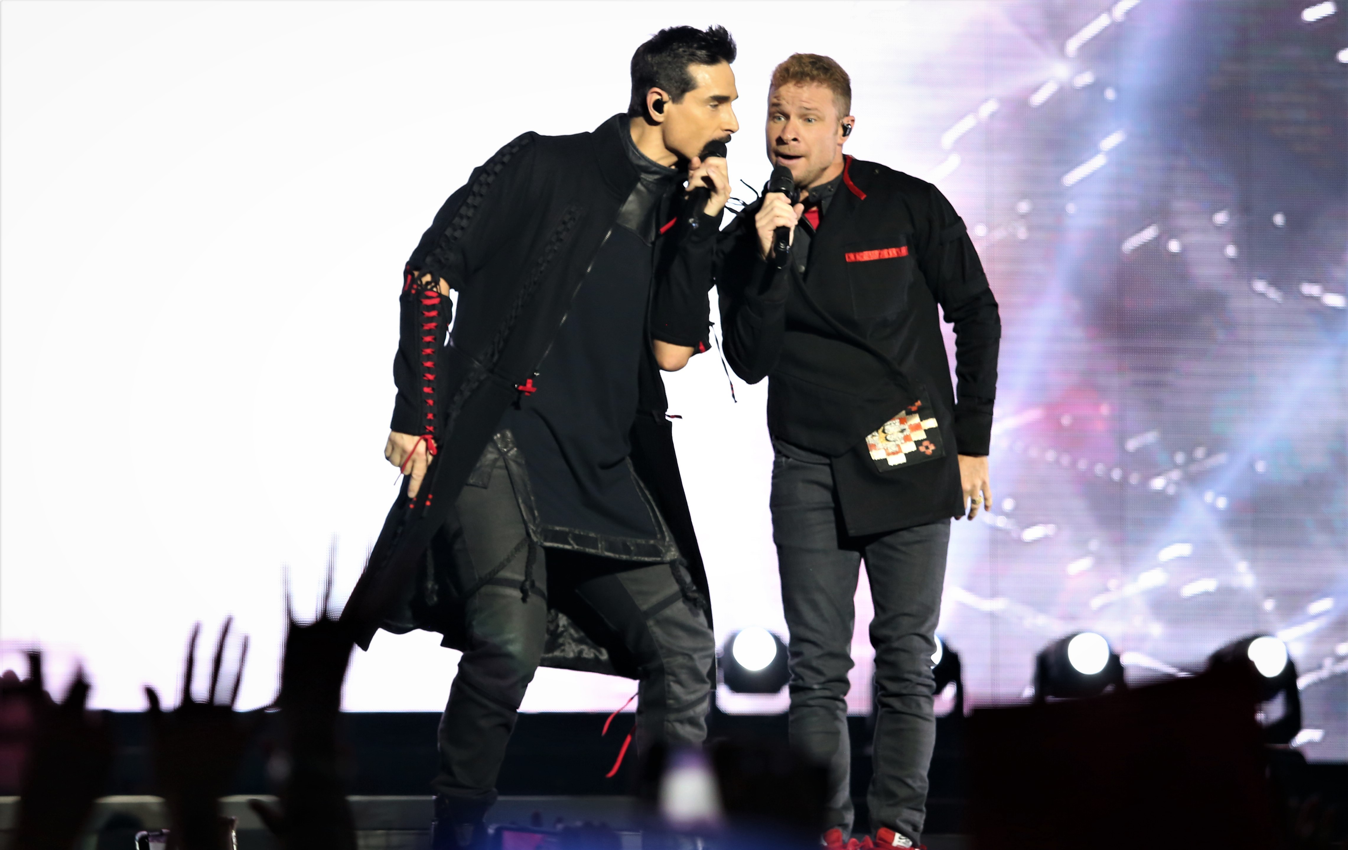 Kevin e Brian cantam lado a lado durante um show no México, em março de 2020 (Foto: Getty Images)