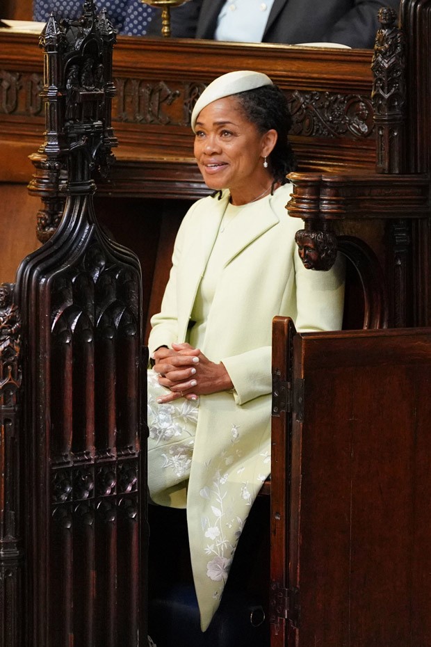 WINDSOR, UNITED KINGDOM - MAY 19:  Doria Ragland takes her seat in St George&#39;s Chapel at Windsor Castle before the wedding of Prince Harry to Meghan Markle on May 19, 2018 in Windsor, England. (Photo by Dominic Lipinski - WPA Pool/Getty Images) (Foto: Getty Images)