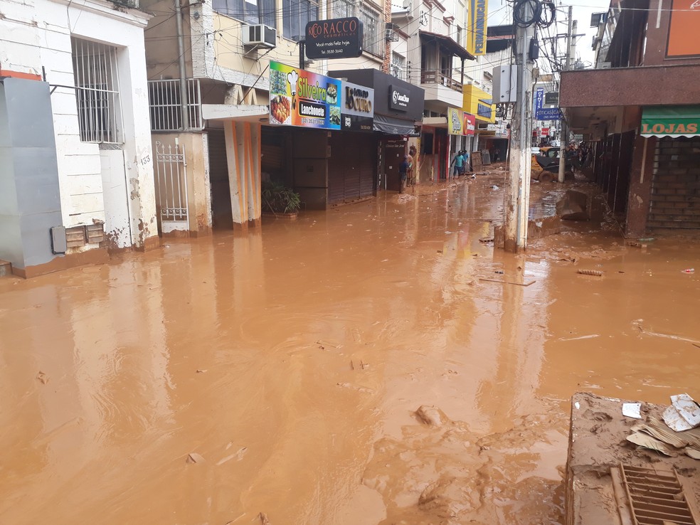 mais de 400 pessoas estao desalojadas apos forte chuva em uba zona da mata g1