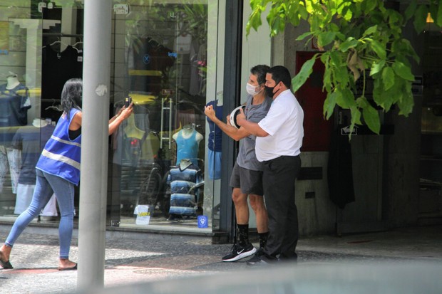 Eriberto Leão posa com fã no bairro do Leblon (Foto: Daniel Delmiro/AgNews)