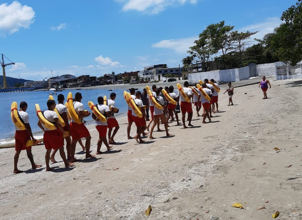 Cerca de 30 salva-vidas temporários integraram as buscas pelo menino — Foto: Divulgação/GBMar