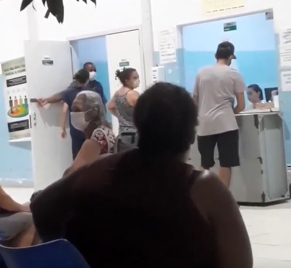 Recepcionista é flagrada sem máscara na UPA Campo Grande, em Campinas — Foto: Reprodução/EPTV