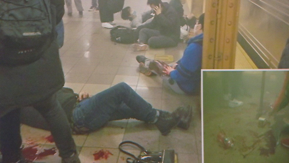 Imagem mostra pessoas dentro do metrô de Nova York após tiros — Foto: Reprodução/NY Post