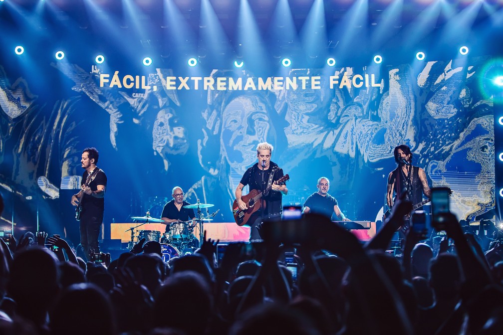 ''Fácil'' é uma das 25 músicas selecionadas pela banda em turnê comemorativa — Foto: Divulgação