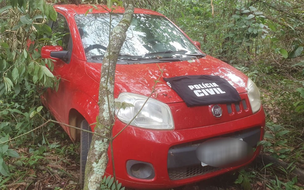 Carro de Fernanda foi localizado abandonado em mata — Foto: Polícia Civil/Divulgação