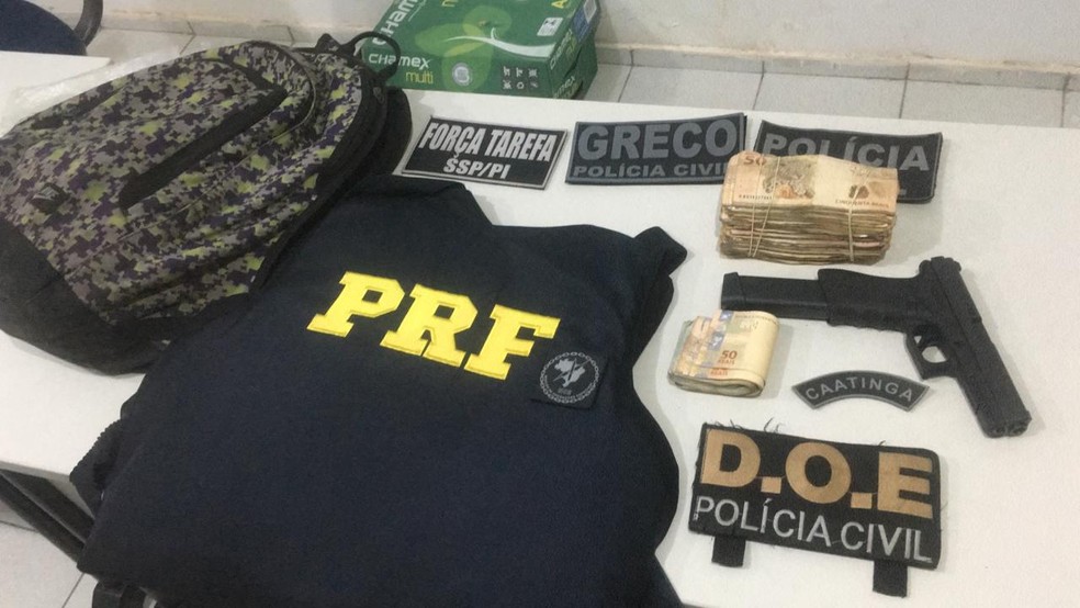 Polícia encontrou uma mochila com dinheiro com suspeito — Foto: Divulgação/SSP