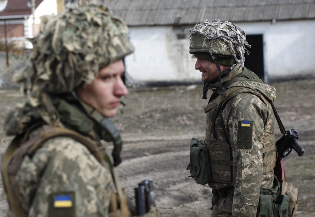 23/02 - Militares ucranianos são vistos em posição na linha de frente com separatistas apoiados pela Rússia perto da cidade de Schastia, no leste da Ucrânia   — Foto: Anatolii Stepanov/AFP