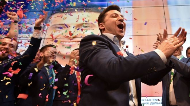 Volodymyr Zelenskiy interpreta personagem que acidentalmente vira presidente da Ucrânia; ele foi eleito neste domingo, segundo boca de urna (Foto: Getty Images/BBC)
