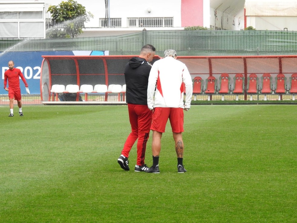 Arrascaeta e Vítor Pereira conversam em treino do Flamengo após eliminação no Mundial — Foto: Fred Gomes