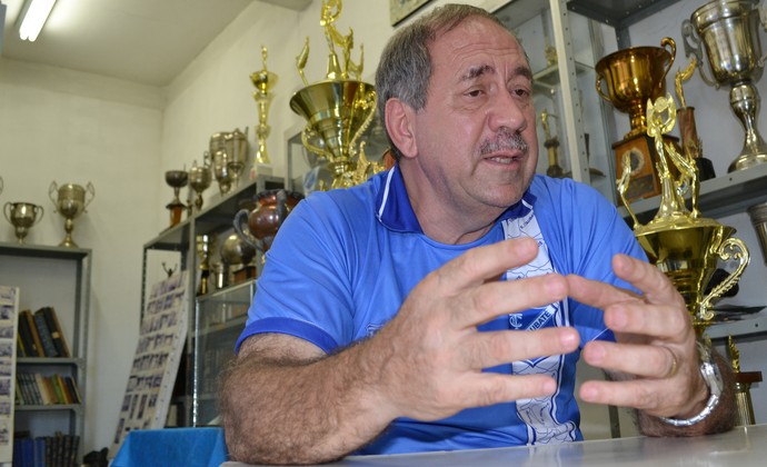 OFF - Cartola discute com o time por dívidas:Se produzissem bem, estavam no Fla