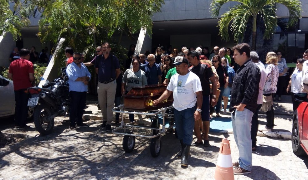 Enterro aconteceu no Parque das Ac&aacute;cias, em Jo&atilde;o Pessoa (Foto: Silvia Torres/TV Cabo Branco)