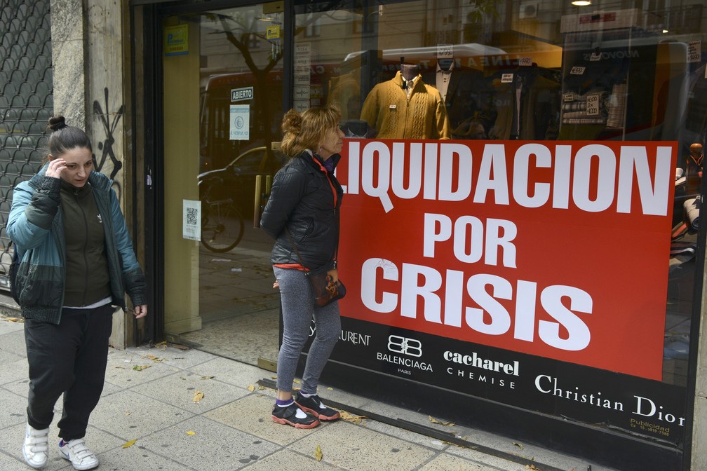 Loja argentina anuncia liquidação em virtude da crise econômica, em Buenos Aires, na última sexta-feira (13) — Foto: EITAN ABRAMOVICH/AFP